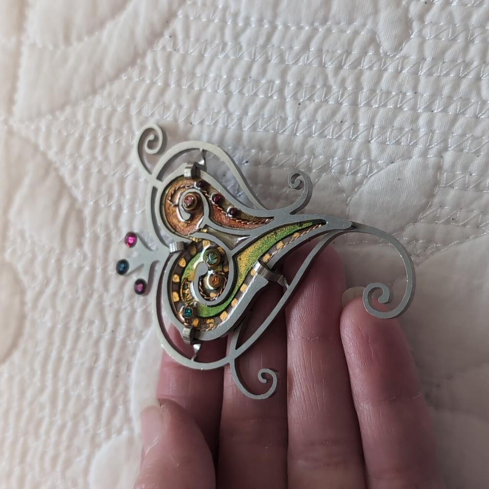 Seeka Brooch/ like new / heart